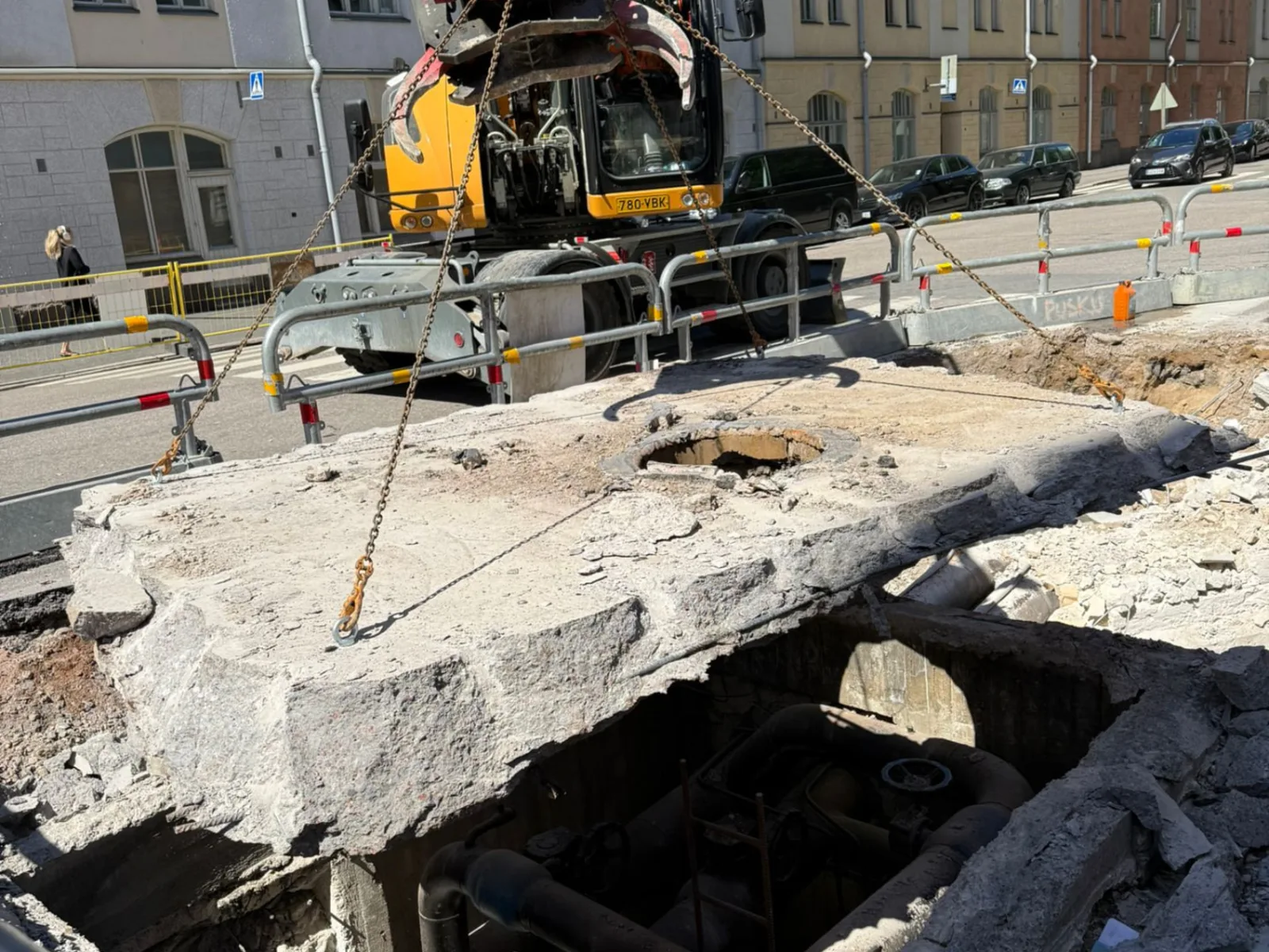 Sahattu betonilaatta nostettuna katutyömaalla